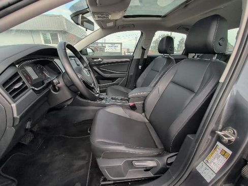 Used 2019 Volkswagen Jetta SE FWD image 4
