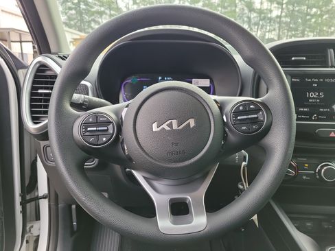 Used 2025 Kia Soul LX w/ LX Technology Package image 22