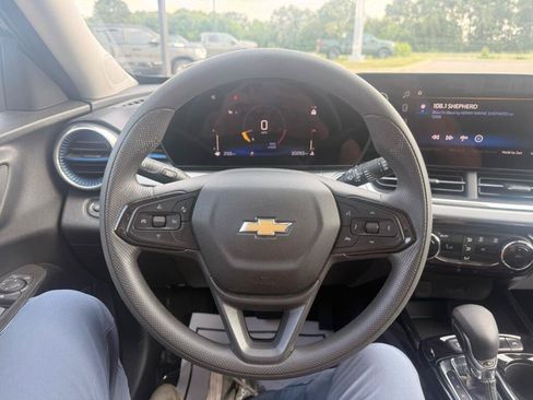 Used 2025 Chevrolet Trax LT FWD image 13