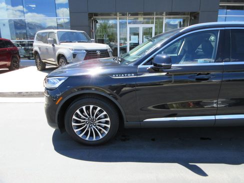 Used 2024 Lincoln Aviator Reserve AWD/4WD image 2