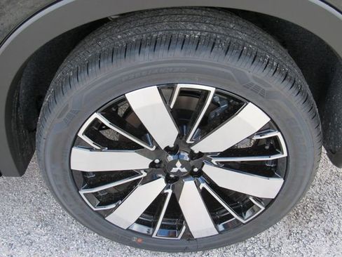 New 2026 Mitsubishi Outlander SE image 15