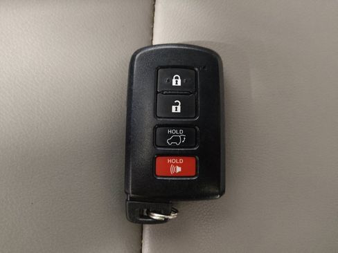 Used 2018 Toyota Highlander XLE image 32