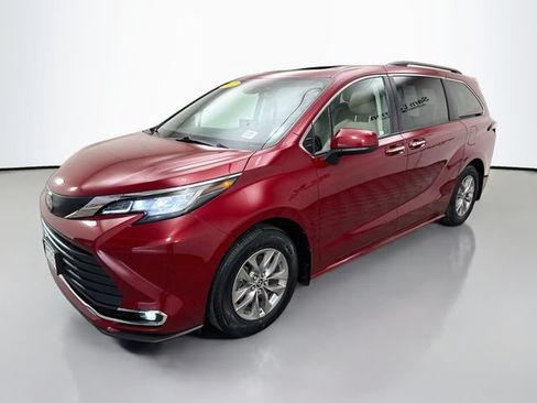 Used 2022 Toyota Sienna XLE FWD image 3