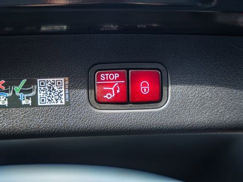 Used 2025 Mercedes-Benz GLC 350e 4MATIC image 13