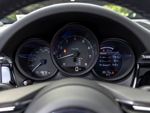 Certified 2023 Porsche Macan AWD/4WD image 33