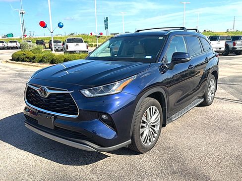 Used 2021 Toyota Highlander Platinum FWD image 2
