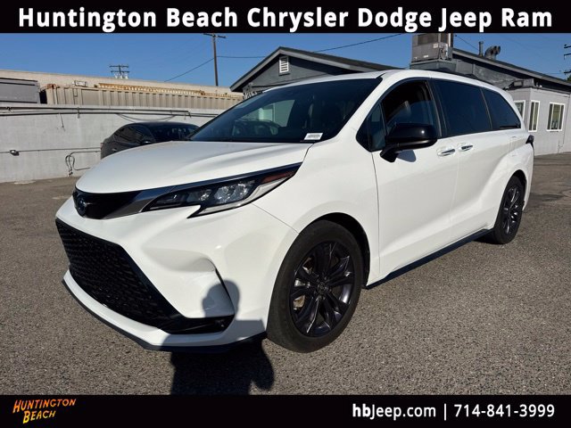 Used 2021 Toyota Sienna XSE w/ XSE Plus Package FWD image 1
