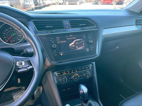 Used 2021 Volkswagen Tiguan SE w/ Panoramic Sunroof Package image 17