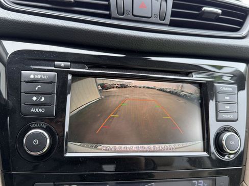 Used 2019 Nissan Rogue SV image 4