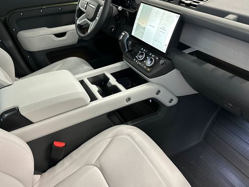New 2026 Land Rover Defender 110 X-Dynamic SE image 27