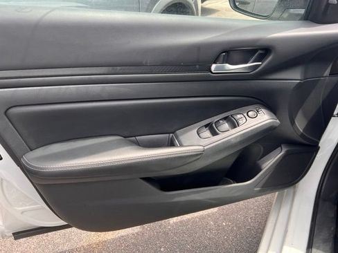 Used 2025 Nissan Altima 2.5 SV FWD image 8