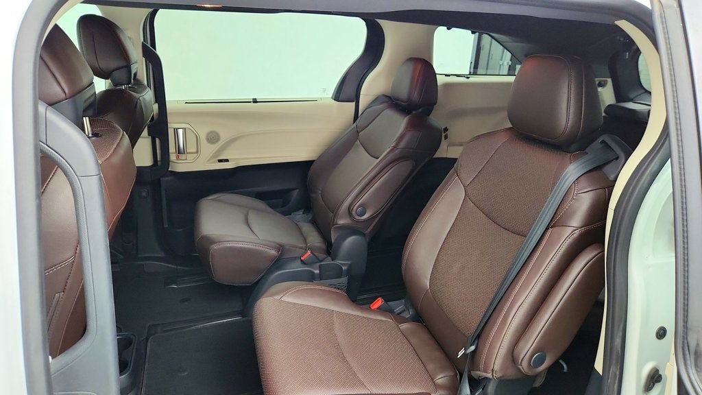 Used 2021 Toyota Sienna Platinum AWD/4WD image 21