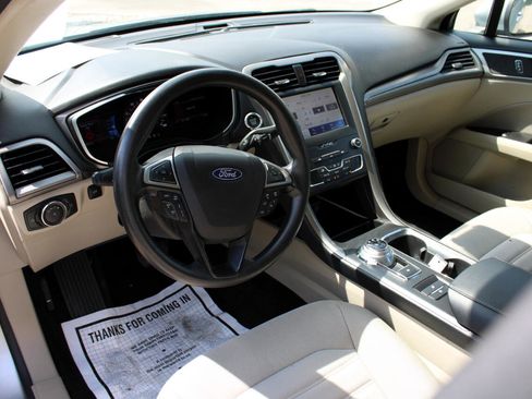 Used 2020 Ford Fusion SE image 18