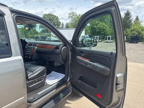 Used 2007 Chevrolet Suburban LT w/ LT Preferred Equipment Group AWD/4WD image 17