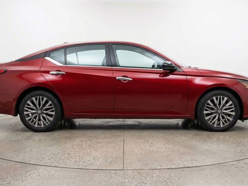 Used 2025 Nissan Altima 2.5 SV FWD image 11
