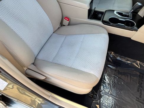 Used 2012 Toyota Camry LE FWD image 30