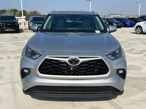 Used 2023 Toyota Highlander XLE FWD image 2