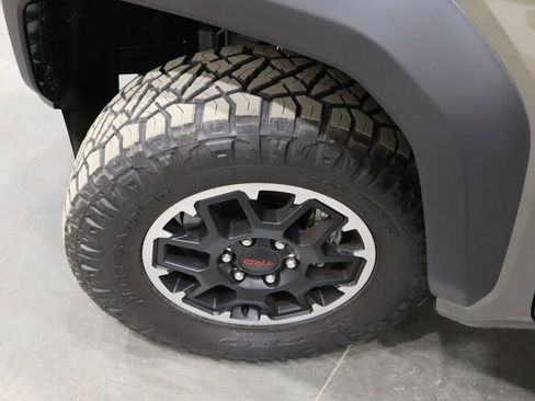 Used 2025 Toyota Tacoma TRD Off-Road image 34