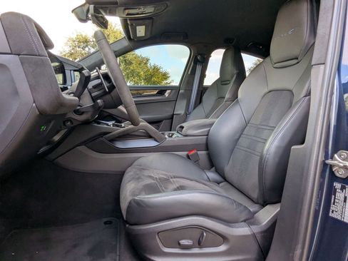 Used 2024 Porsche Cayenne Turbo GT image 5