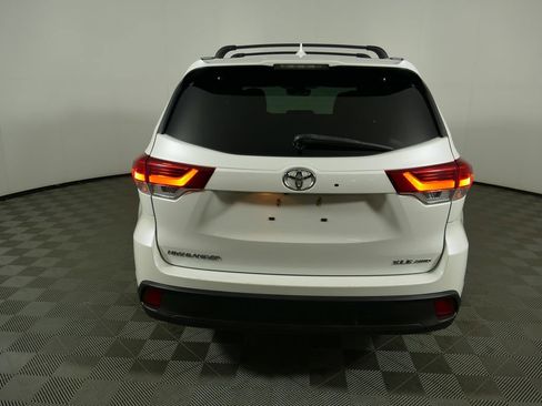 Used 2019 Toyota Highlander XLE AWD/4WD image 4