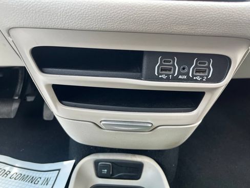 Used 2023 Chrysler Pacifica Touring-L FWD image 15