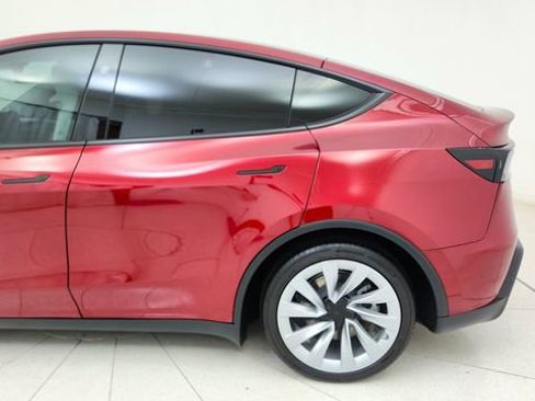 Used 2026 Tesla Model Y AWD image 10