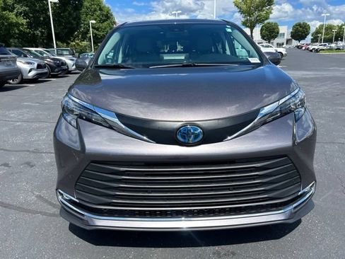 Used 2024 Toyota Sienna XLE w/ XLE Plus Package FWD image 2