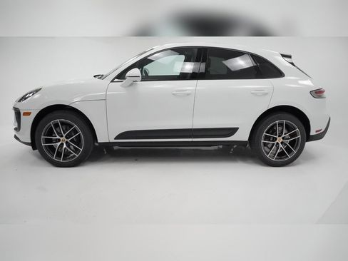 Used 2025 Porsche Macan image 2