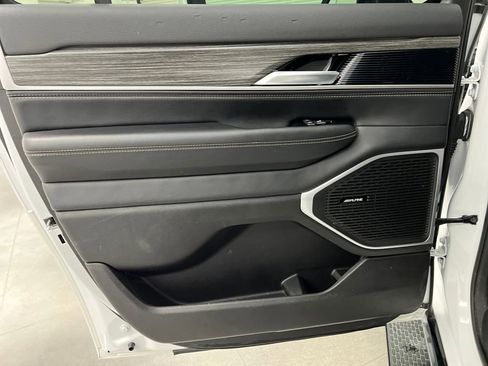 Used 2024 Jeep Wagoneer L Series II w/ Flexible Seating Group image 17