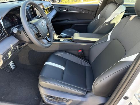 New 2026 Toyota Camry Hybrid FWD image 22