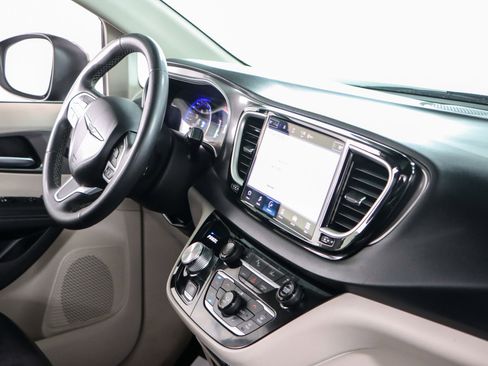 Used 2023 Chrysler Pacifica Touring-L image 26