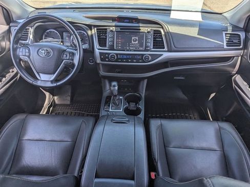 Used 2019 Toyota Highlander XLE AWD/4WD image 14