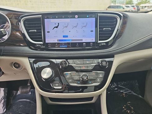Used 2023 Chrysler Pacifica Limited FWD image 26
