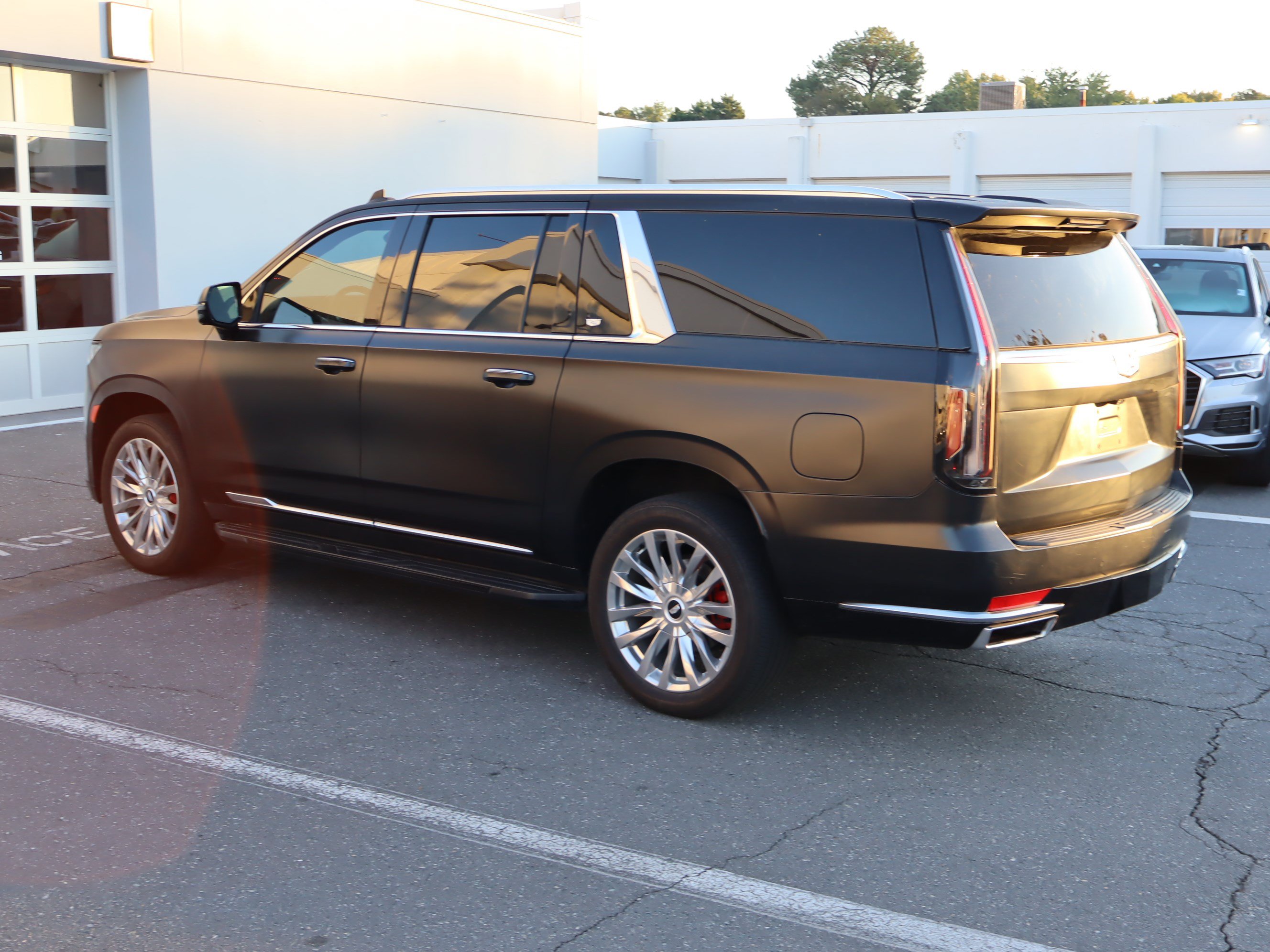 Used 2023 Cadillac Escalade ESV Premium Luxury AWD/4WD image 8