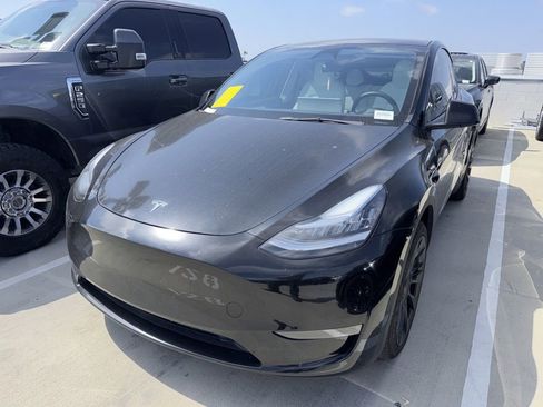 Used 2023 Tesla Model Y Long Range AWD/4WD image 2