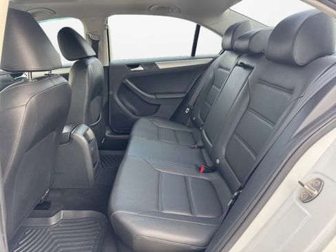 Used 2017 Volkswagen Jetta SE image 16