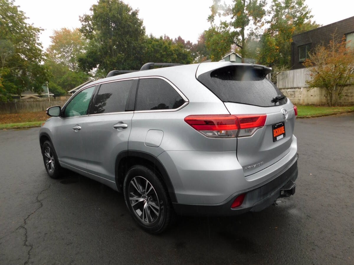 Used 2017 Toyota Highlander Plus w/ Carpet Mat Package FWD image 3