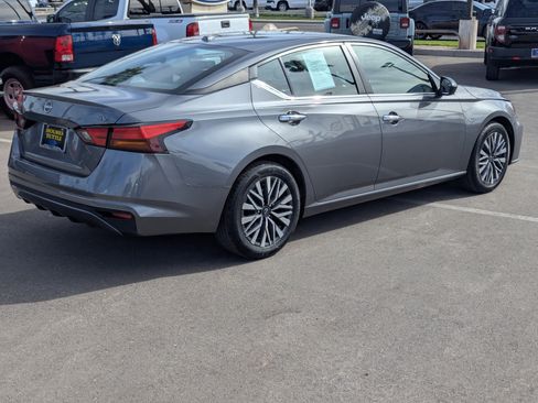 Used 2024 Nissan Altima 2.5 SV image 2