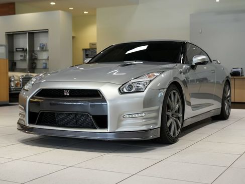 Used 2016 Nissan GT-R Premium AWD/4WD image 1