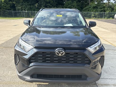 Used 2025 Toyota RAV4 LE AWD/4WD image 2