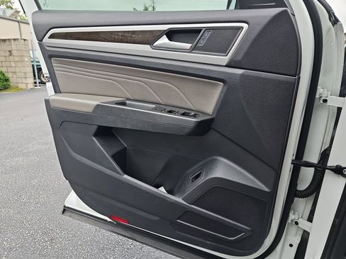 Used 2023 Volkswagen Atlas SE w/ Panoramic Sunroof Package FWD image 48