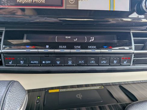 Used 2022 Toyota Sienna Limited image 19