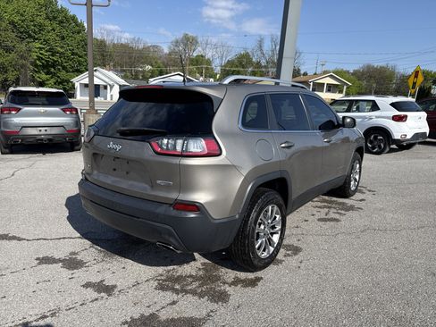 Used 2019 Jeep Cherokee Latitude Plus w/ Cold Weather Group AWD/4WD image 3