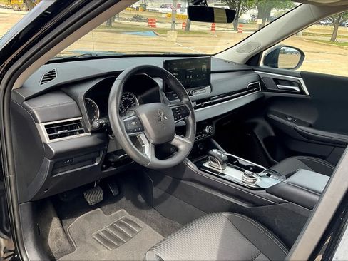 Used 2025 Mitsubishi Outlander ES AWD/4WD image 2