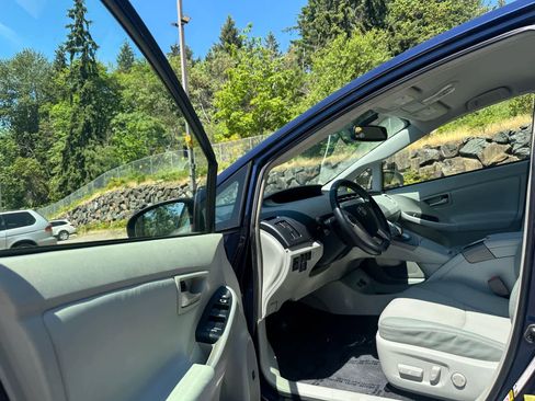 Used 2014 Toyota Prius Four FWD image 18