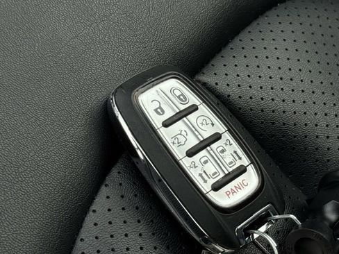 Used 2024 Chrysler Pacifica Touring-L image 23