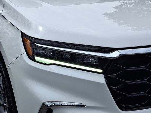 Certified 2025 Honda Pilot Elite image 9