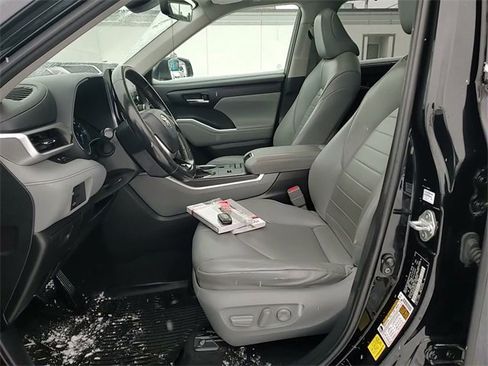 Used 2021 Toyota Highlander XLE image 11