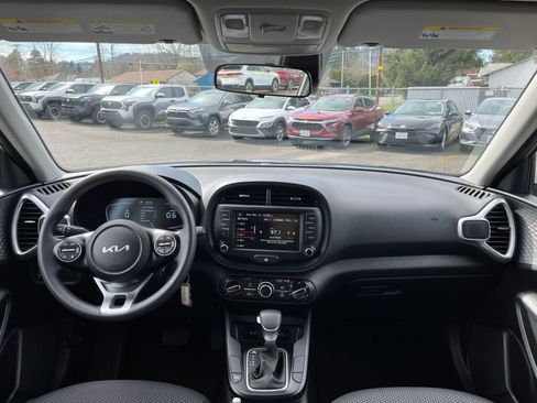 Used 2025 Kia Soul LX w/ LX Technology Package image 31
