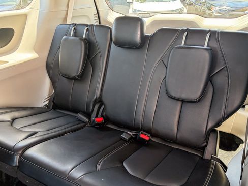 Used 2024 Chrysler Pacifica Touring-L FWD image 18